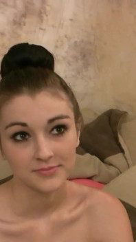 Bruna Brisi si masturba e scopa il cazzo per la prima volta