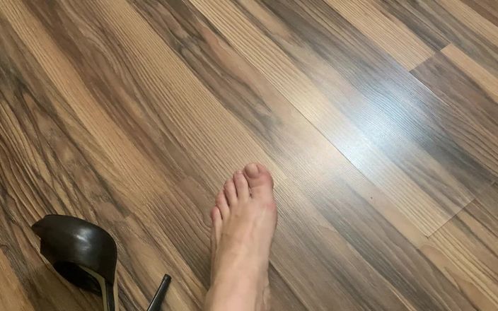 Niki studio: Adore mes pieds en talons hauts, esclave
