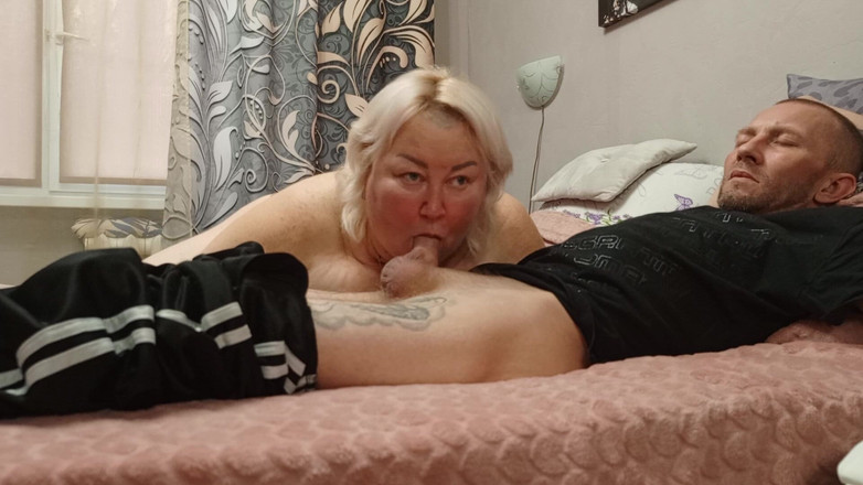 Zona901: Tetangga lagi asik nyepong kontol dan dicrot sperma setelah dientot...