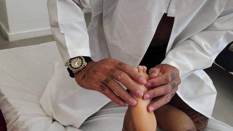 Tiffany Montavani: 장난꾸러기 치료사 마사지사가 난쟁이와 성관계를 가졌다