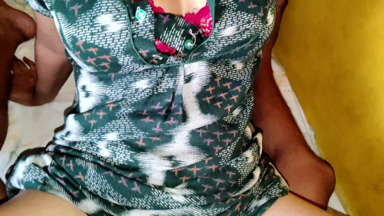 Lovelygirl456: Mira a la esposa con su dedo en el coño