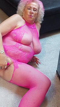 Nenek merah jambu menjolok pepek meleleh menghisap dildo selamba bersih