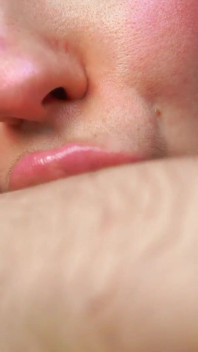 Mírame provocar con mis brazos salvajes y peludos y mis sensuales hoyos