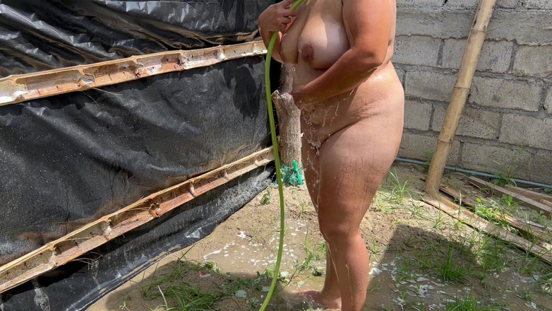Stepmom_with_big_tits: Exhibicionistická Svůdná sexy dívka se koupe na místě a když...