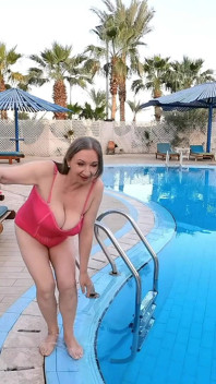 温泉は巨乳熟女は水着を脱ぐ