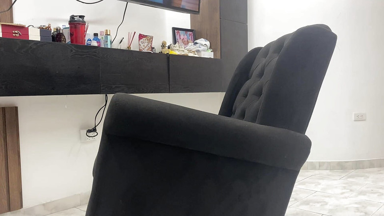 MiaSaintLove: Rengör möblerna medan de spelas in