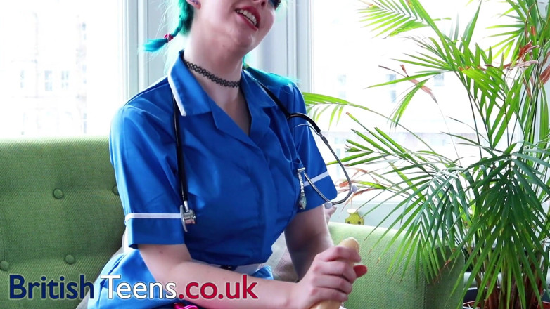 British Teens: Perawat pelajar 18 tahun ngasih tau kamu cara coli untuknya