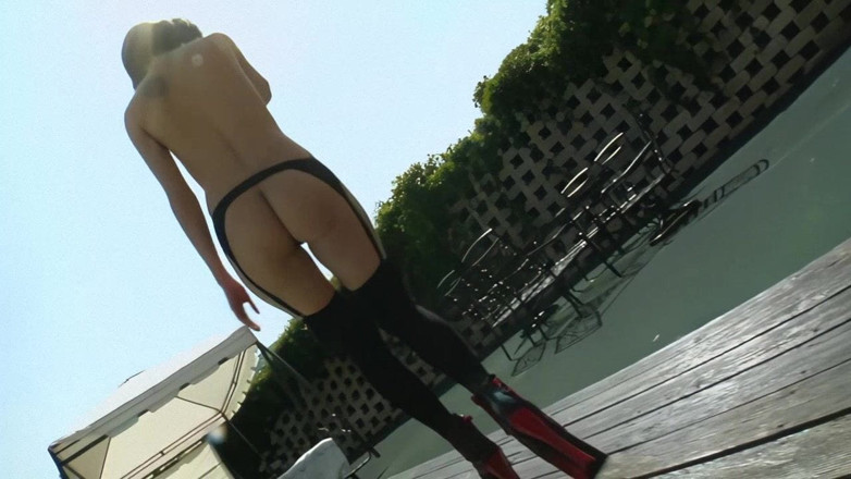 DPSLUTS: O mamă sexy nesătulă scurge fiecare pulă lângă piscină