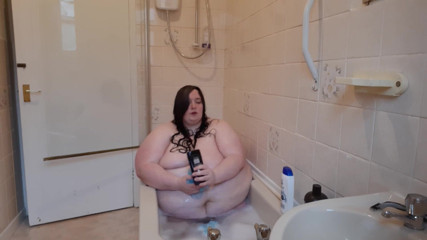 SSBBWLadyBrads: Товстушка розважається у ванні та трясе животом