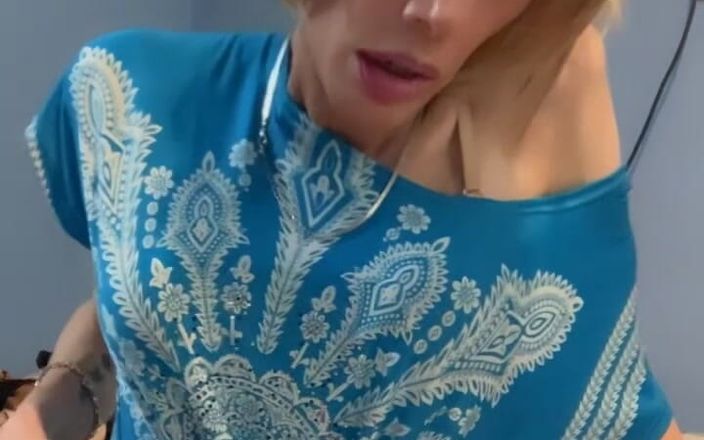 Lisa Luvly: Blondă sexy cu părul scurt