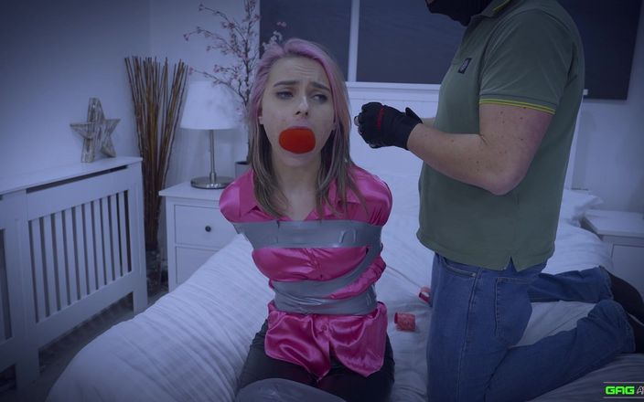 Gag Attack: Chloe Toy- la segretaria viene afferrata e gli ha messo...