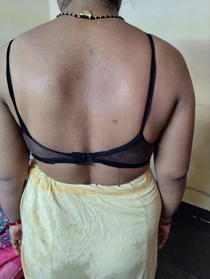 saira454: Makcik desi India Saira mandi, mandi wanita India, suri rumah...