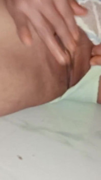 Coño mojado y esponjoso de una linda novia filipina