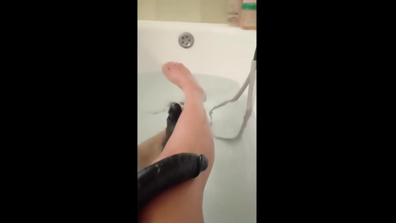 LauraOnHeels: シャワーや浴槽でミルフたちが膣、口、尻をセックスする集まり