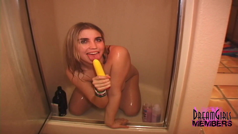 Dream Girls: Blondes teen mit dicken titten duscht und masturbiert