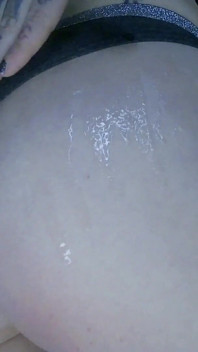 Alternativ tjejolja masserar en rumpa och spanking av Glitters