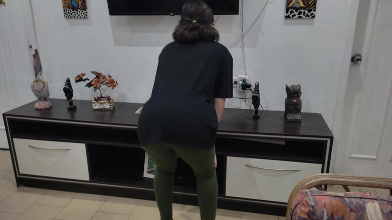 SugarPose: Gadis imut latina lagi asik dientot di remote control
