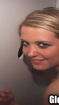 Baculatá blonďatá roztomilá děvka saje ptáky gloryhole kotě!