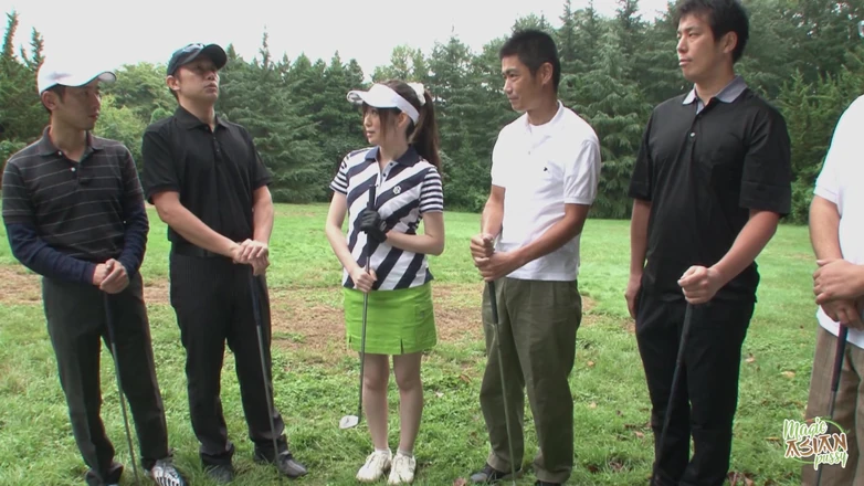 Magic Asian Pussy: Nog een dag golfen en zuigen voor deze super sexy...
