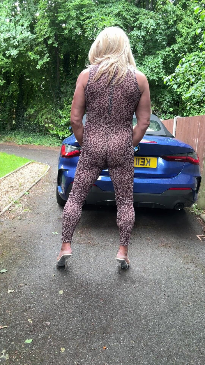 Kellycd2022: Sexy Crossdresser Kellycd2022 v leopardí tiskové kombinéze a podpatcích