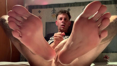 Chris Ftlvr: Mostro i miei piedi, leccare e sborrare