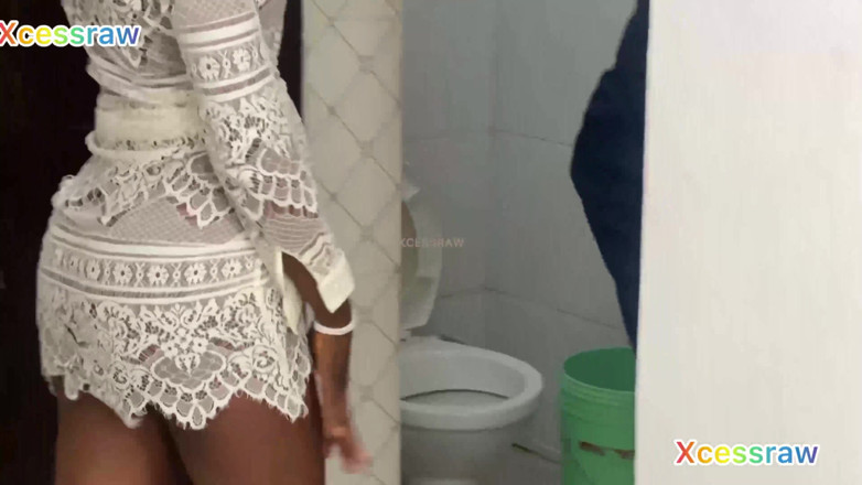 ExcessRaw: J’ai appelé un plombier pour arranger mes toilettes, mais il...