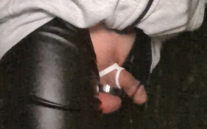 kinkygaynudist: Homo loopt naar buiten en toont zijn pik