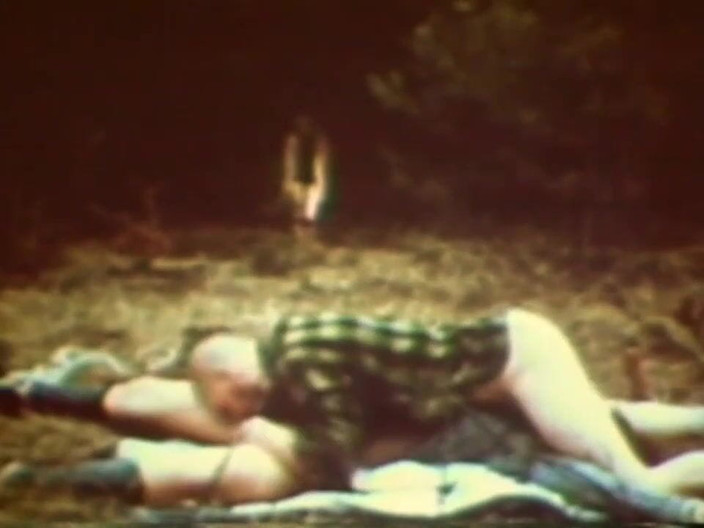 Vintage megastore: Morena e garota loira entram na armadilha de um pervertido