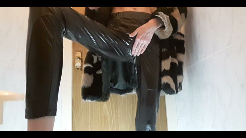 Nicole Moon: Quik Masturbace Tracy na kamarádově záchodě během domácí párty.