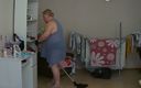 Sweet July: 私は義母を覗き見し、彼女が裸で掃除機をかけているのを見ました