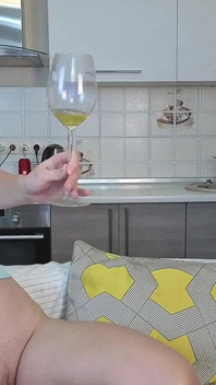 Två tjejer, ett glas - stygg pissande lek