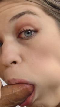 Anastasia Rose comienza a correrse cuando siente su carga gruesa dentro de ella
