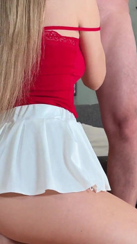 Calda ragazza tennista sexy in gonna bianca corta va senza mutandine e fa una sega per prendere sborra su grandi tette