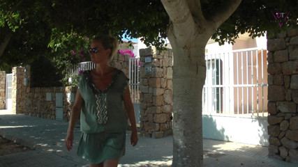Dirty Tina: Outdoor pee in the park