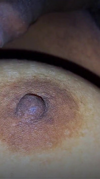 Adik tiri seksi membenarkan saya bermain dengan badan terbukanya, buah dada dan pepek