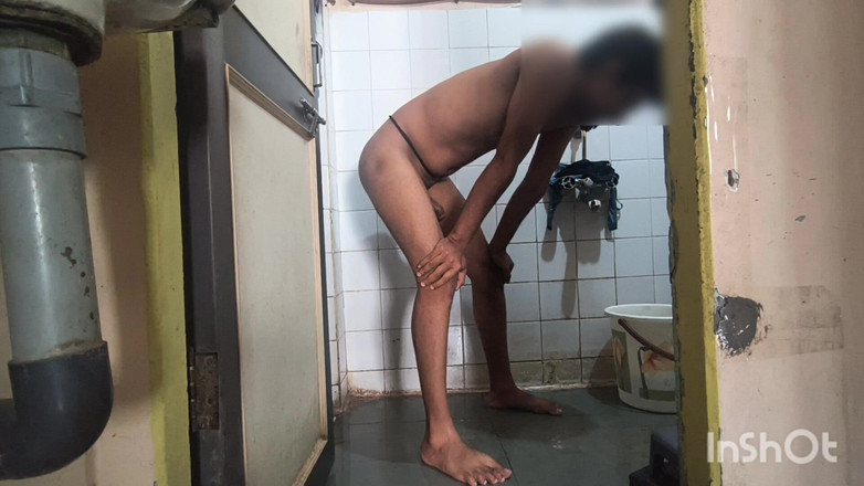 Desishycouple: Shivani India En El Baño Video Completo.