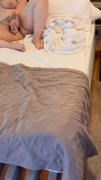 Styvmamma med en stor röv vill bli knullad i anal