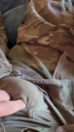 Gay Soldier Stuff: Армейская солдатка в его униформе и военных трусиках его соседа по комнате и выстреливает порцию спермы!