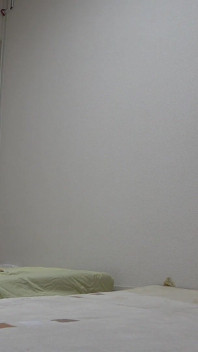 Japonská dívka uklízící dívčí byt v tričku s trochu prsy, v minisukni, tangách a kalhotkách.