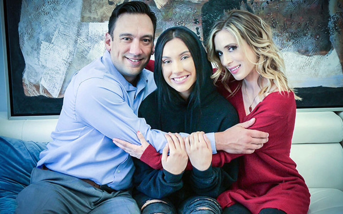 Family Strokes: Cha dượng của tôi tưởng tượng đụ bộ ngực to của...
