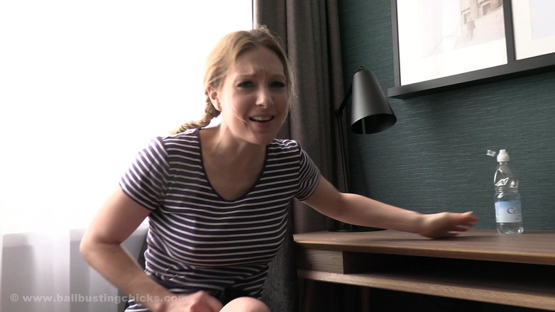 PeeFetish: Il mio capo sadico non mi permetterà di pisciare