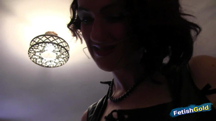 Fetish Gold: Lesbische MILF bringt zwei junge schätzchen bei, wie man BDSM-spaß...