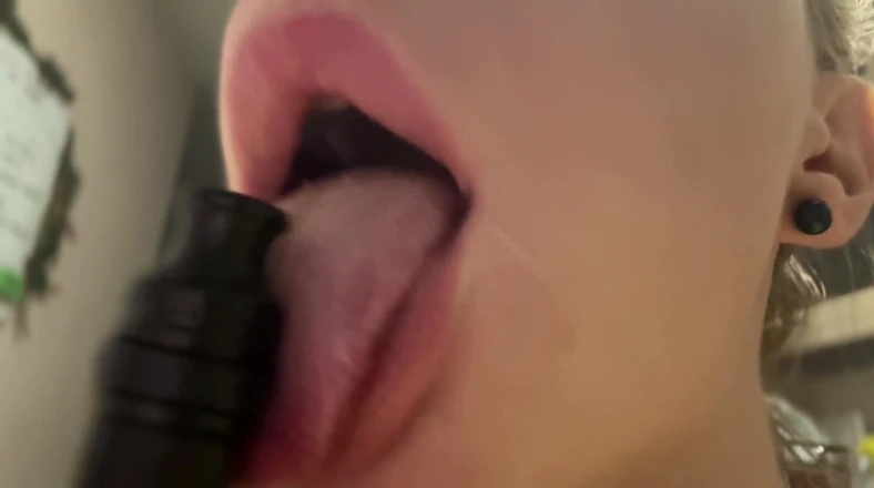 Skinny_lady69: धूम्रपान बड़े होंठ थूकना