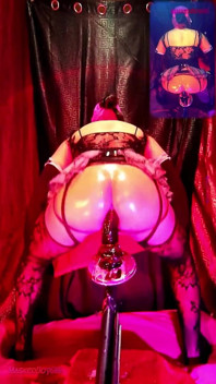 Poskakoval jsem zadkem, drtil můj velký tlustý dildo, mlátil mě tvrdě do díry, oblečený jako zasraná služka 3