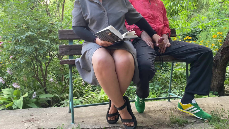 OurFetishLife: Vecină sexy obraznică mă mulge în aer liber