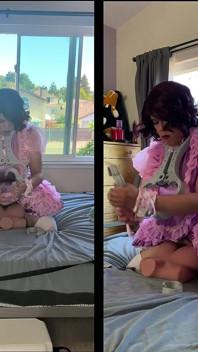 La cameriera sissy rosa di raso cavalca il giocattolo della sua bambola del sesso mentre è bloccata