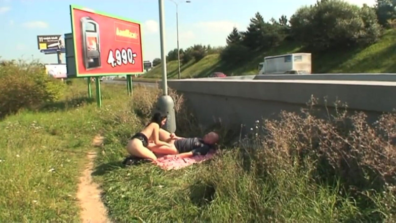 Out Sexxx: Gorąca brunetka prawie nie zerżnięta na zewnątrz jak dziwka