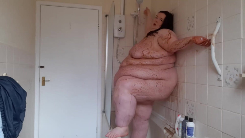 SSBBWLadyBrads: Тело жиробасина покрытая шоколадным соусом в душе