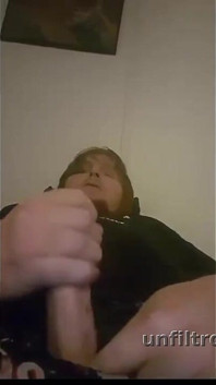Assista este pau enorme escorregar por uma mão cheia de óleo de coco