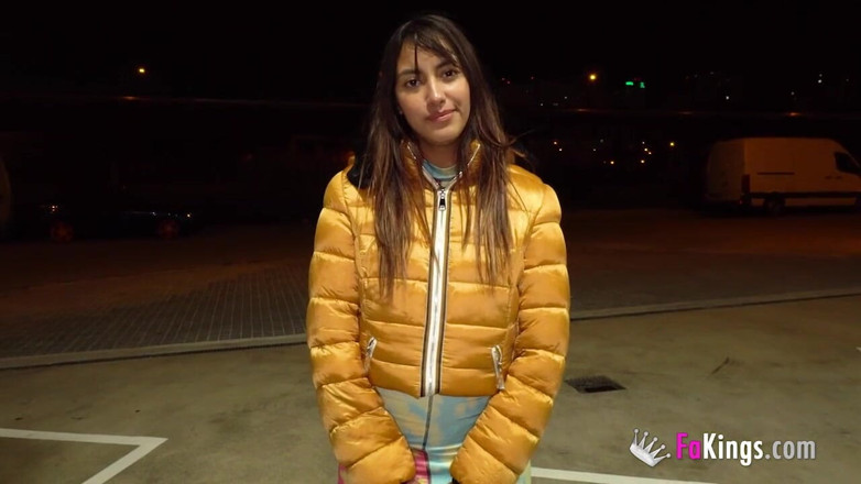 FAKings: Gagică mexicană dulce de 19 ani vrea să se întâlnească cu pule...
